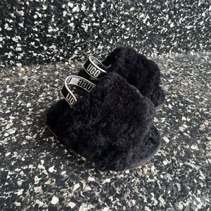 EUC UGG Fluff Yeah Baby Slippers Size 4-5 Baby